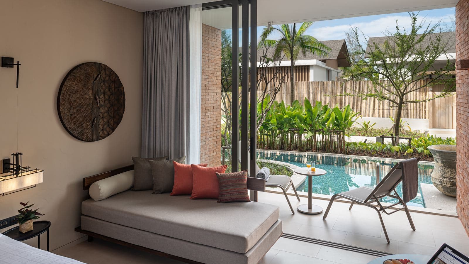 rooms-deluxe-pool-access