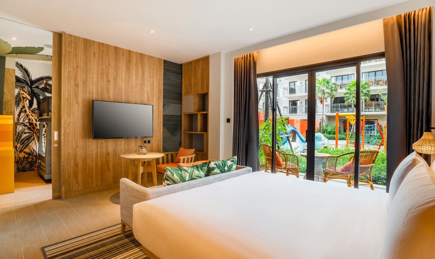 rooms-suite-kids-theme-playground-access
