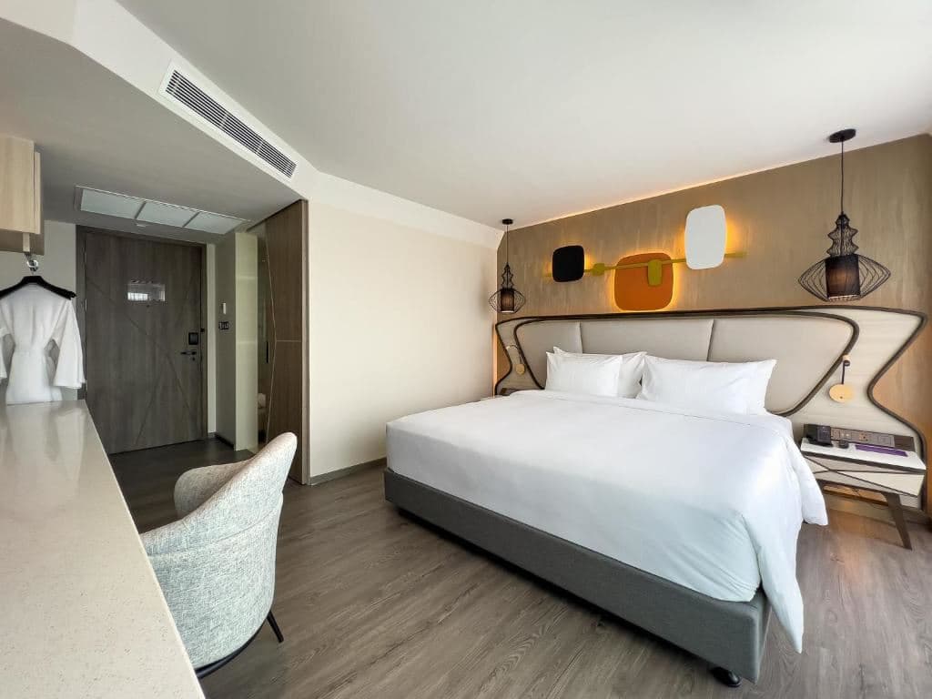 rooms-deluxe-king-bed-room