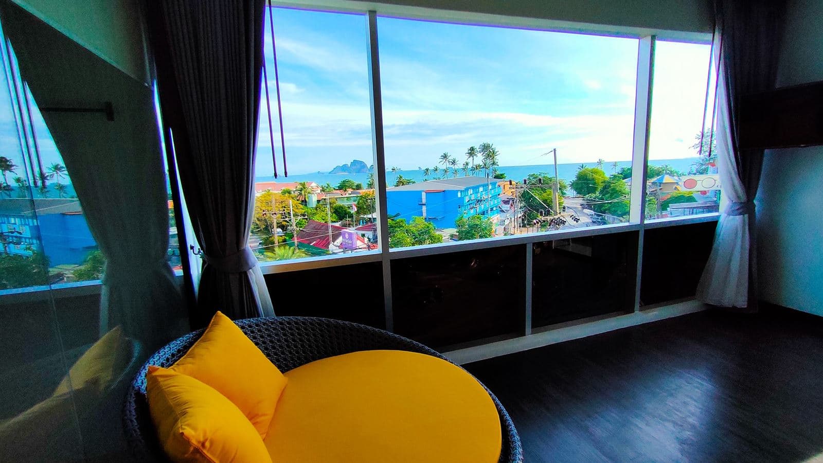rooms-deluxe-room-partial-sea-view