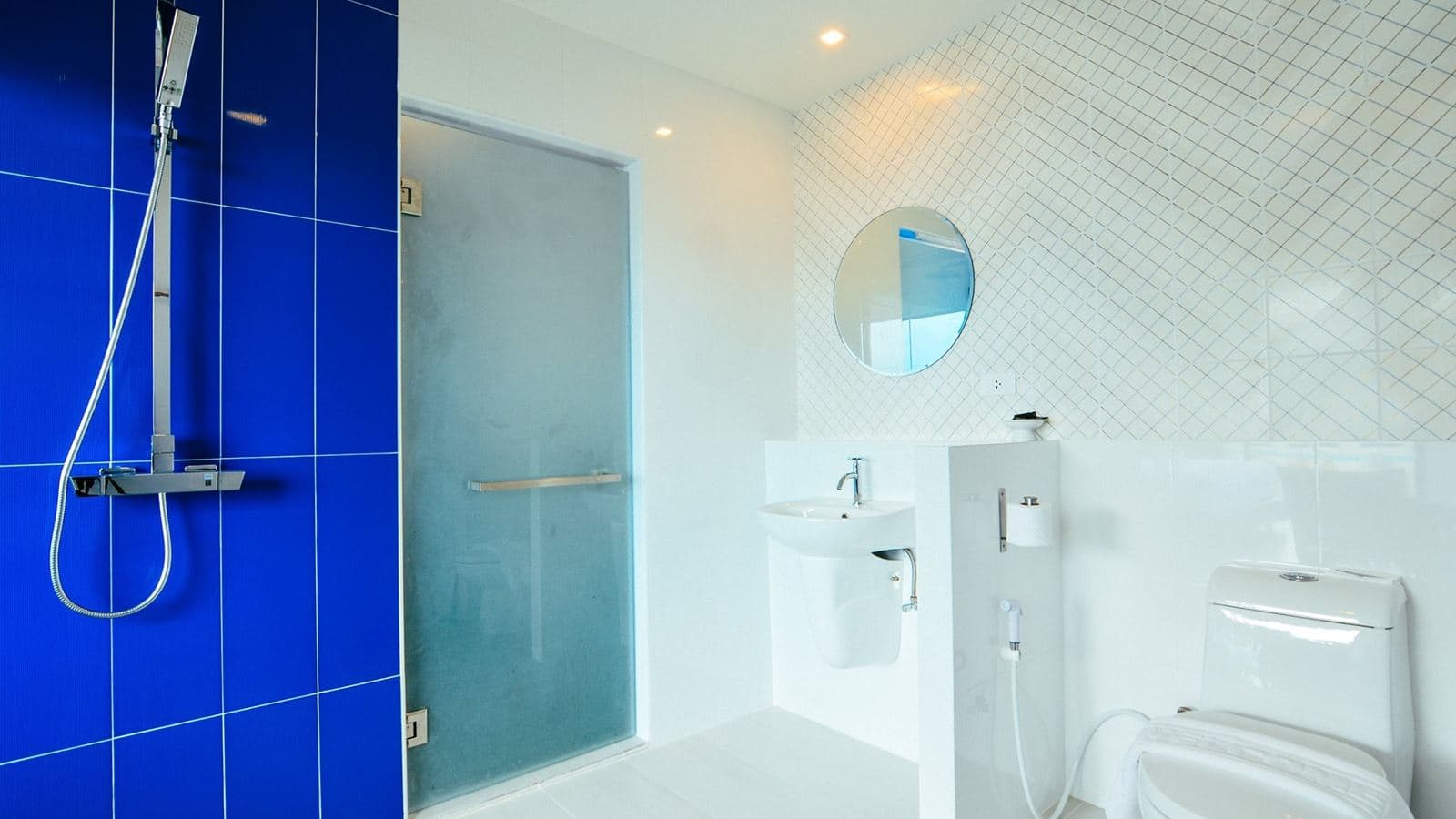 rooms-deluxe-room-partial-sea-view