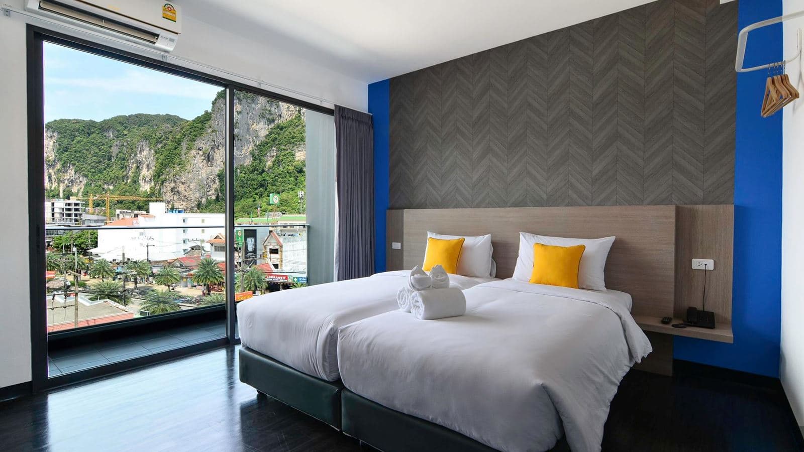 rooms-deluxe-room