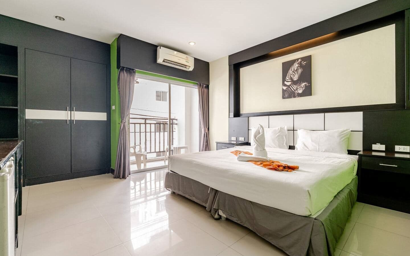 rooms-deluxe-room