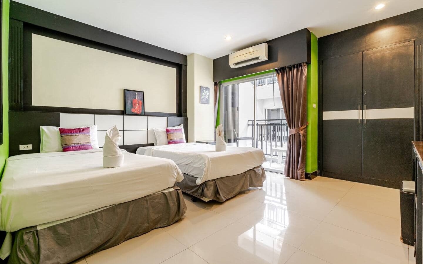 rooms-deluxe-room