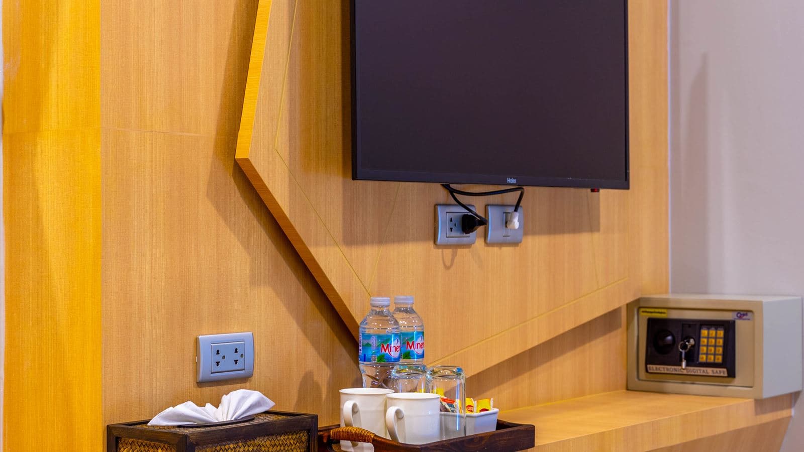 rooms-deluxe-room