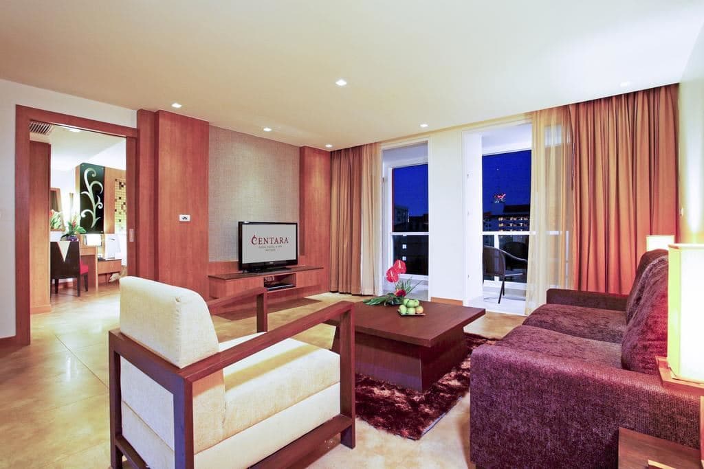 rooms-deluxe-suite-pool-view