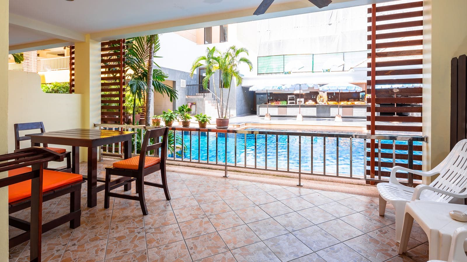rooms-deluxe-room-pool-access