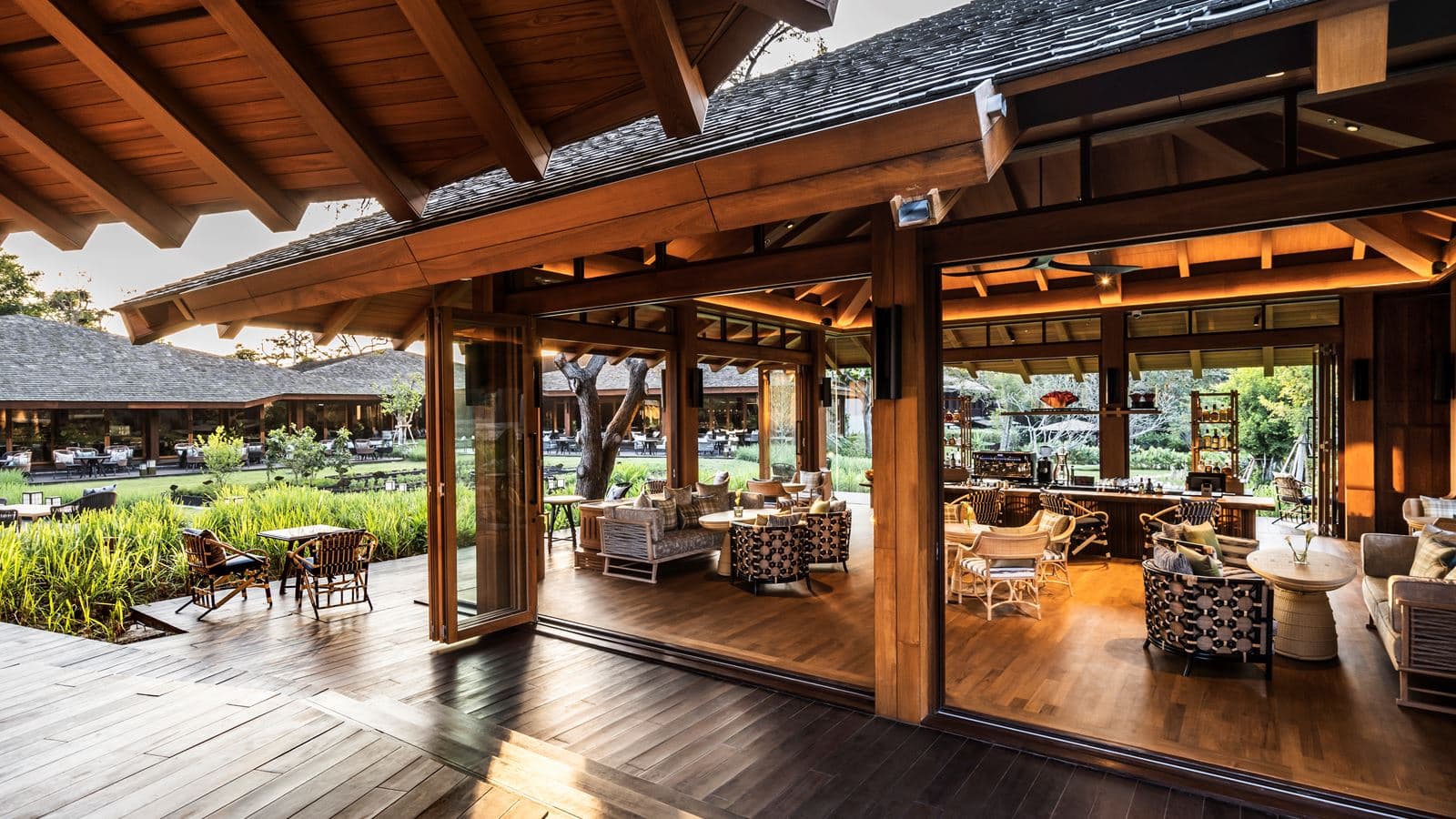 bars-teak-lounge