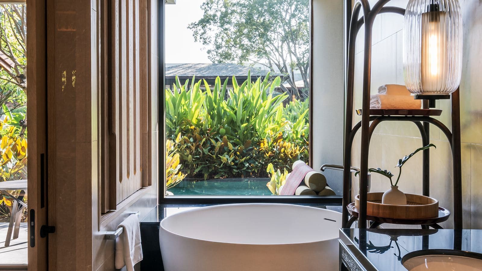 rooms-deluxe-pool-access-room