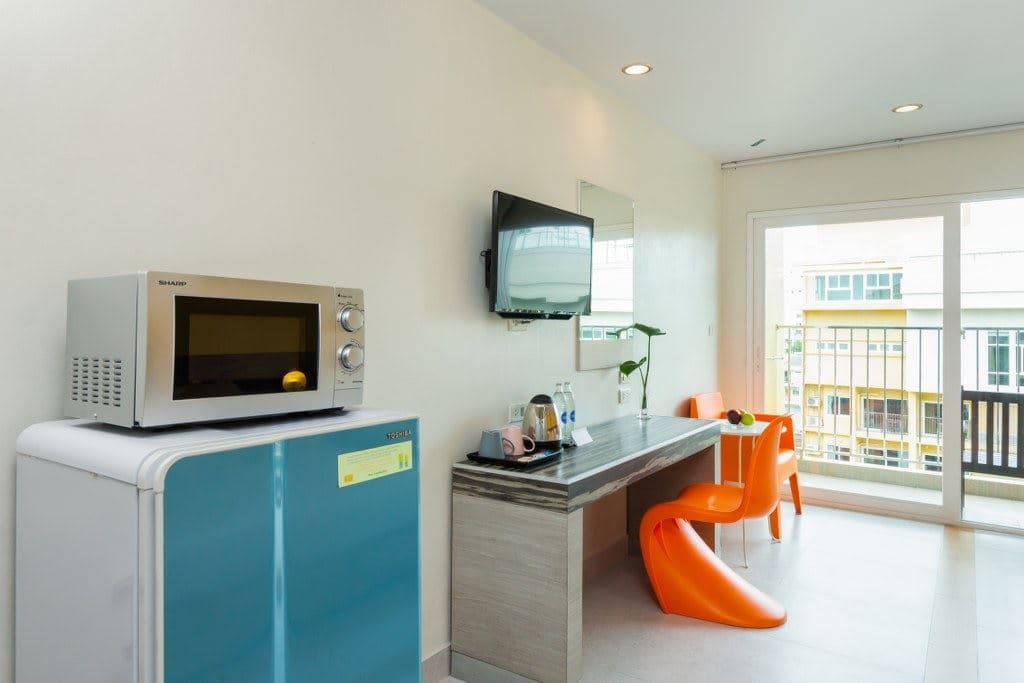 rooms-deluxe-pool-view-room