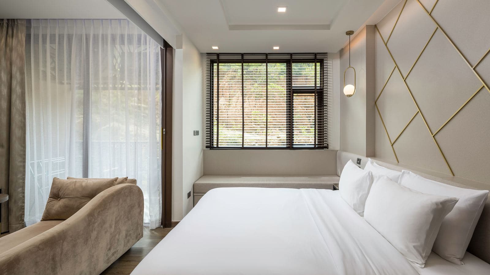 rooms-premier-room-king-bed