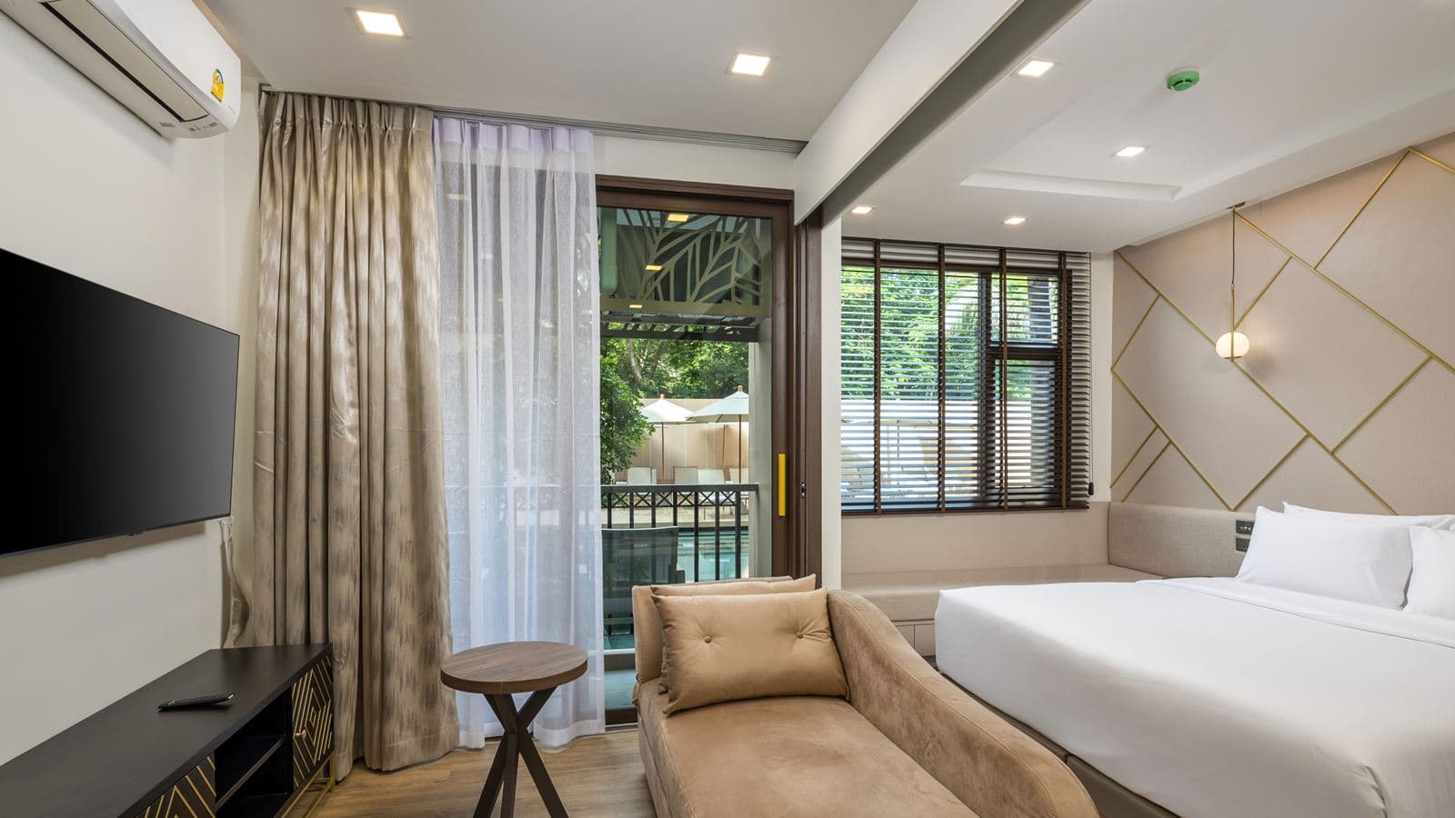 rooms-deluxe-pool-access