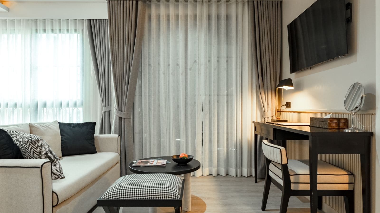rooms-studio-poolview