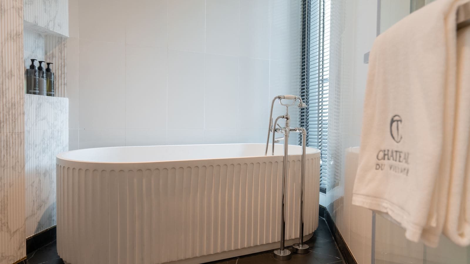 rooms-deluxe-poolview