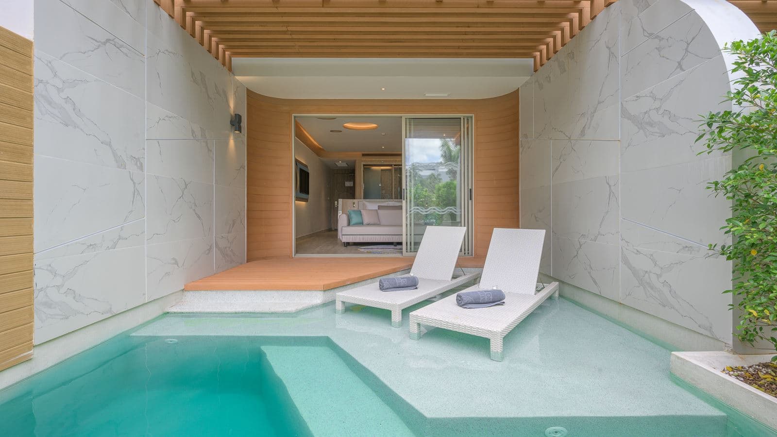rooms-pool-access