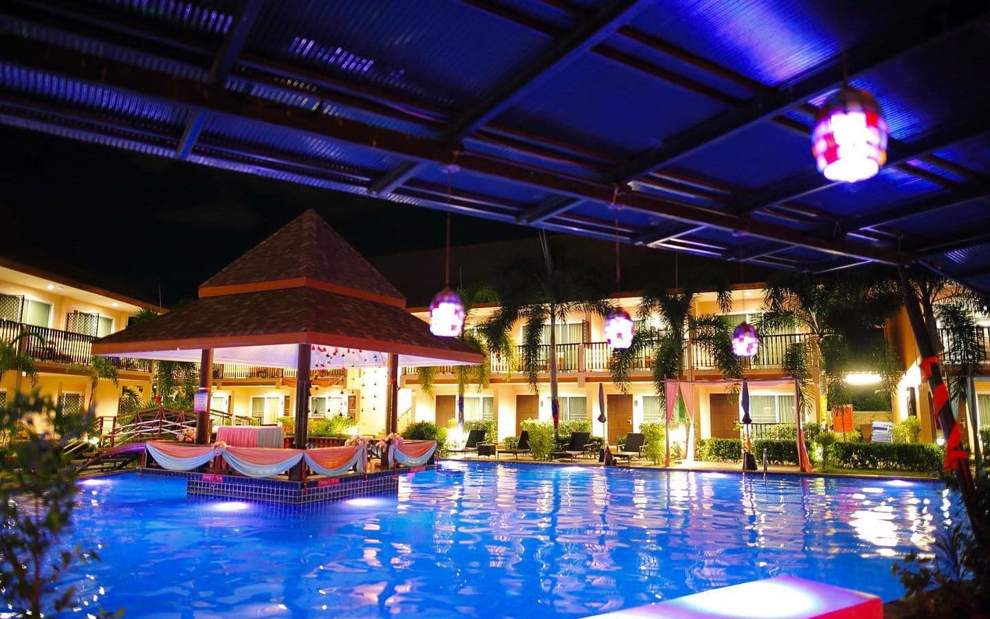 rooms-family-suite-pool-view