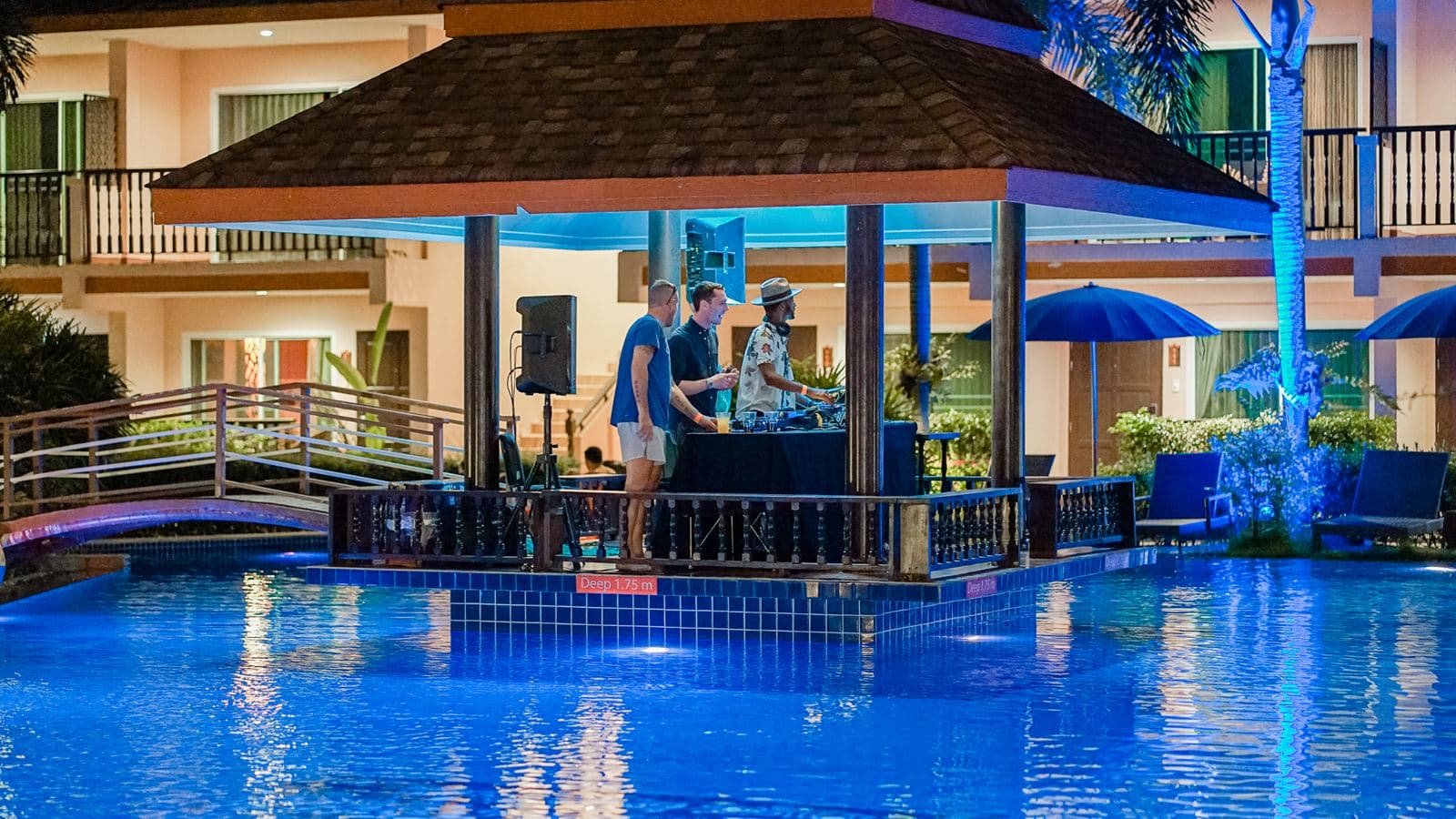 rooms-family-suite-pool-view