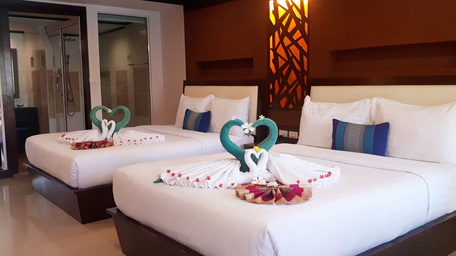 rooms-family-suite-pool-view