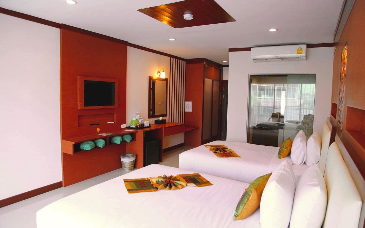 rooms-family-suite-pool-view