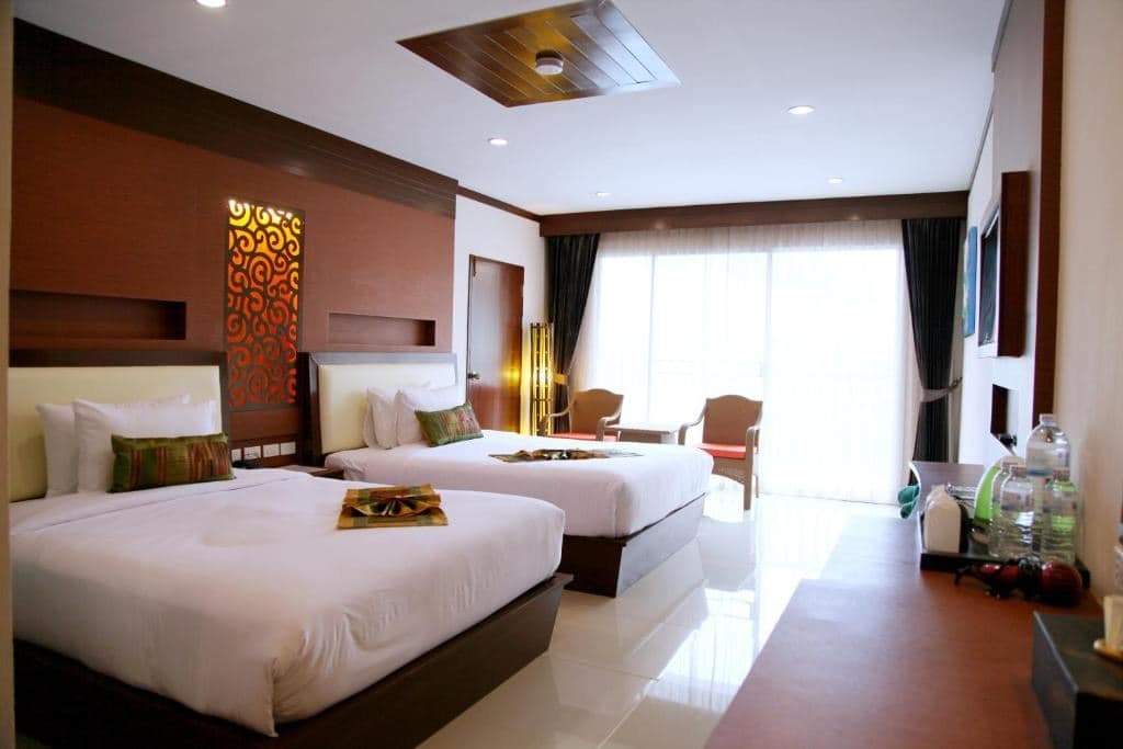 rooms-family-suite-pool-view
