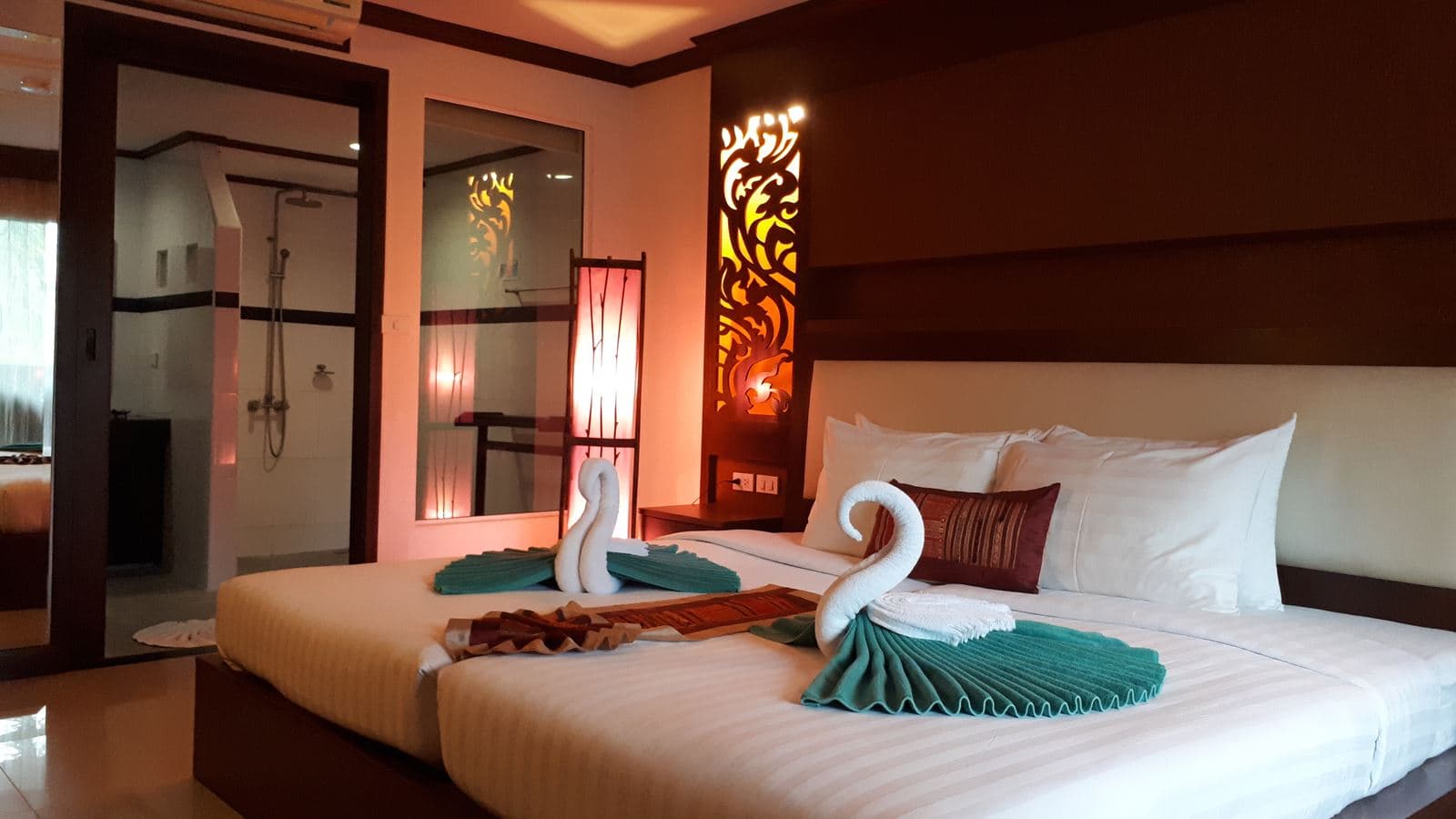 rooms-super-deluxe-twin-pool-view