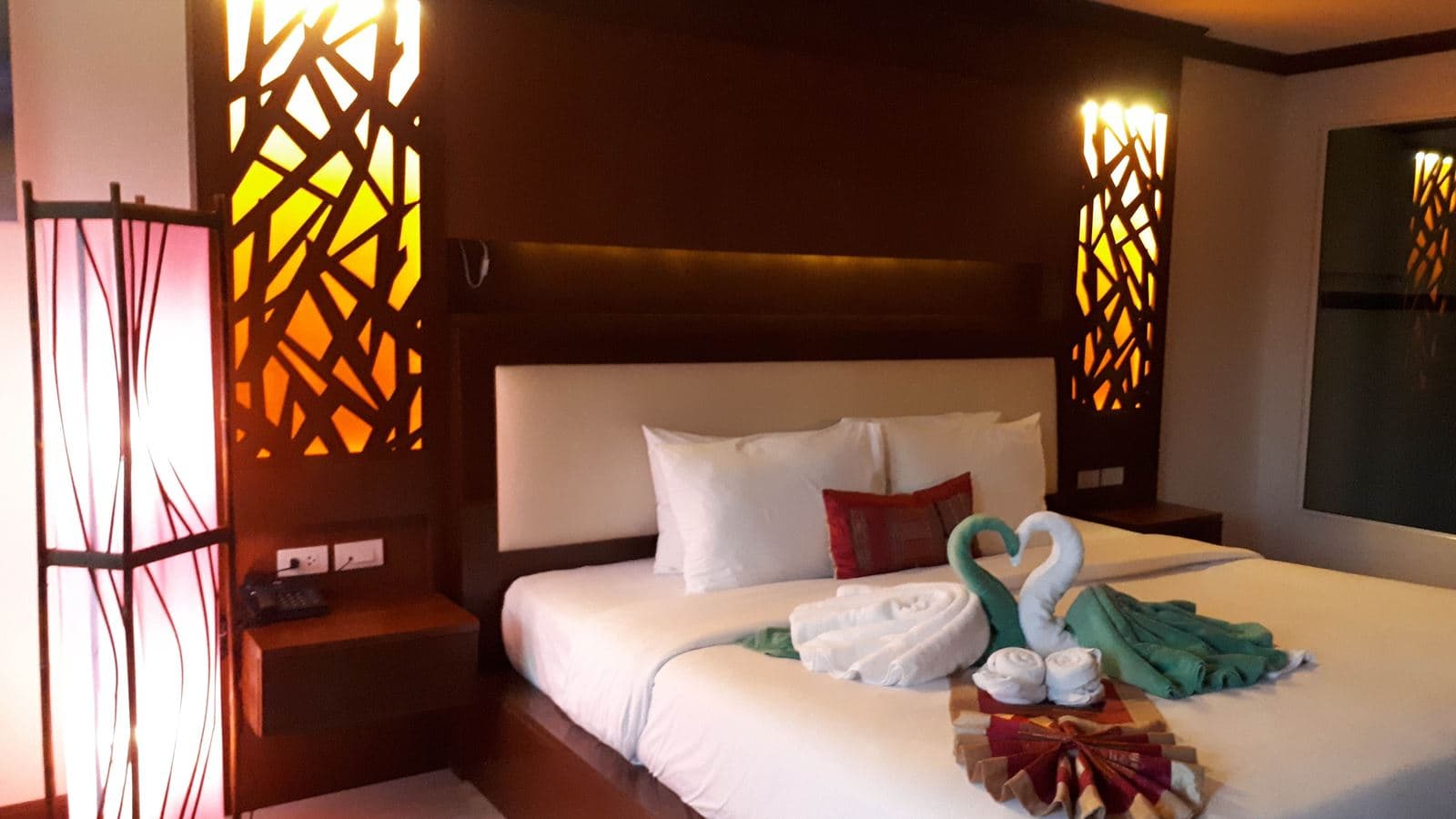rooms-super-deluxe-twin-pool-view