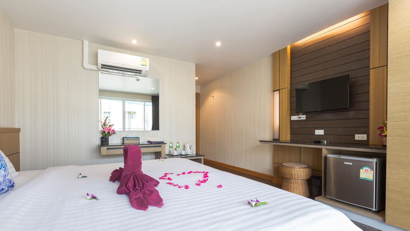 rooms-deluxe-room-with-partial-sea-view-balcony