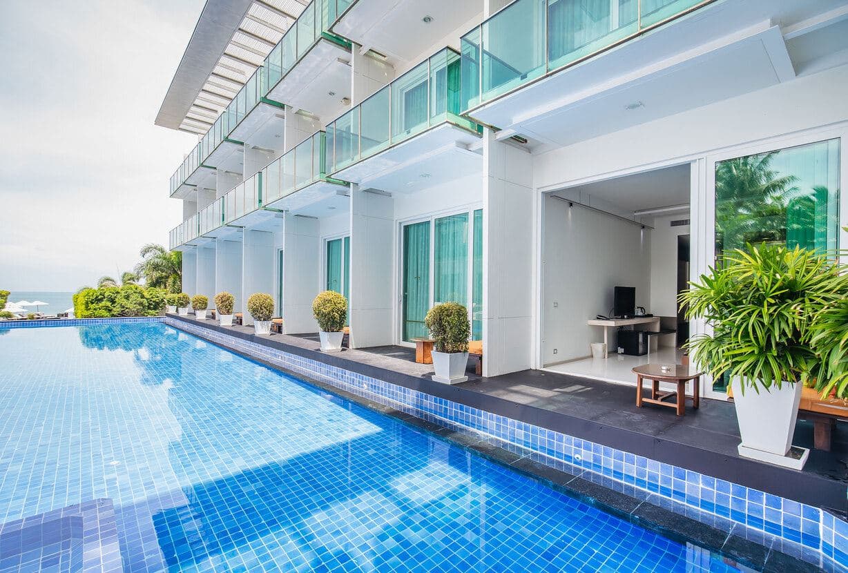 rooms-deluxe-pool-view