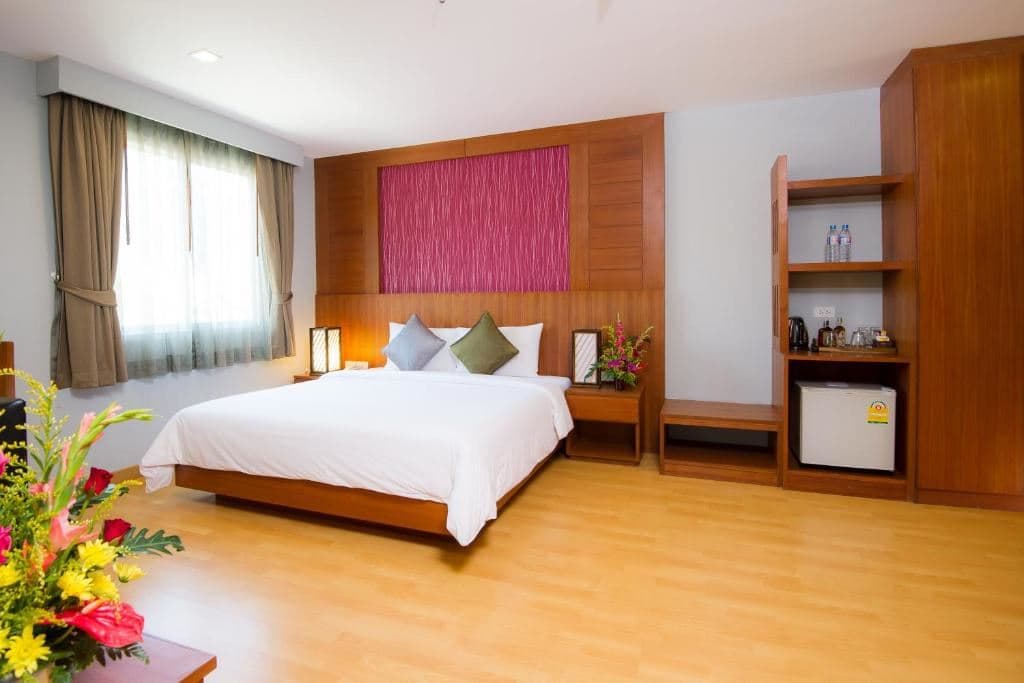 rooms-executive-suite-pool-view