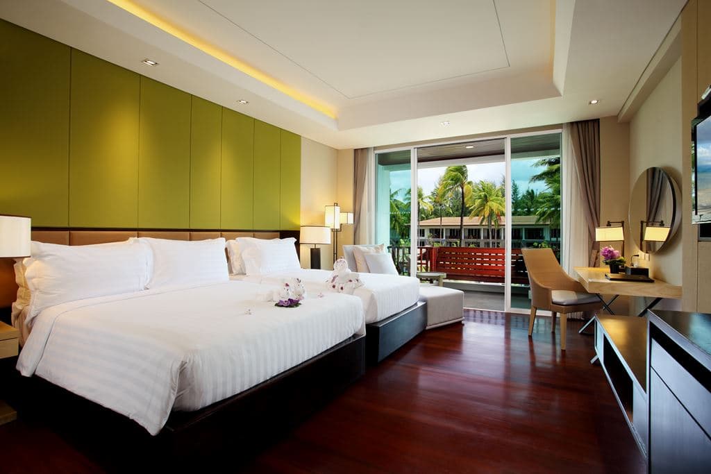 rooms-deluxe-pool-1st-child-sharing-bed