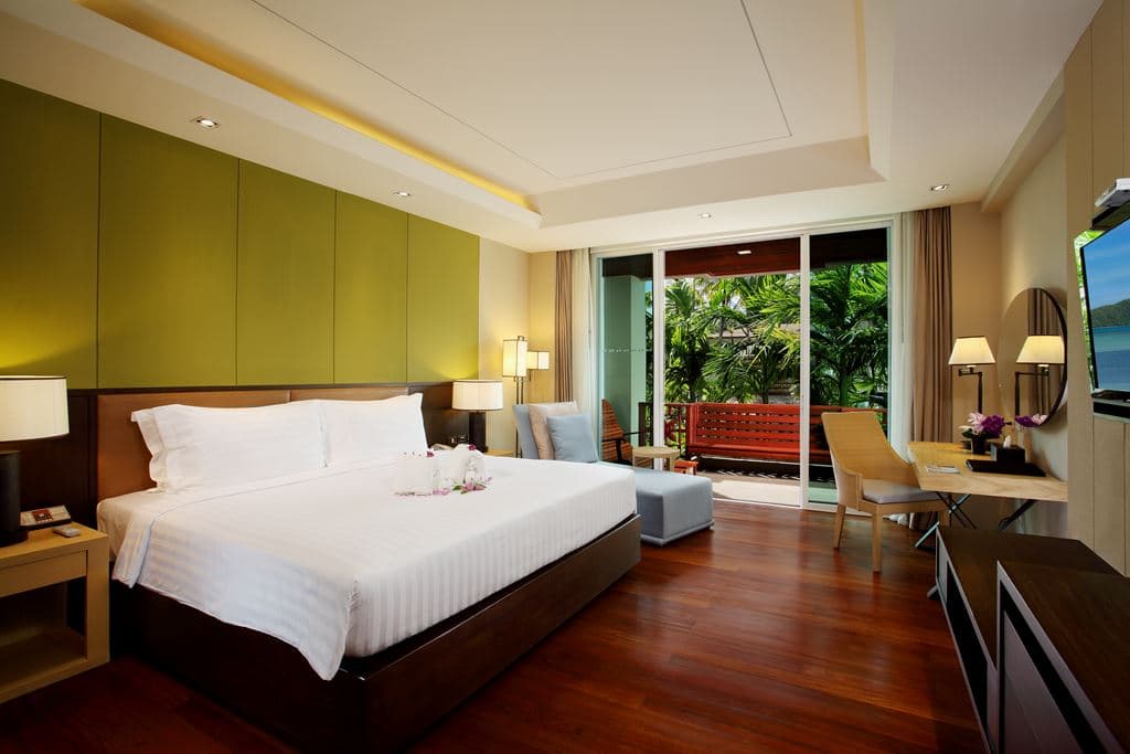 rooms-deluxe-pool-1st-child-sharing-bed