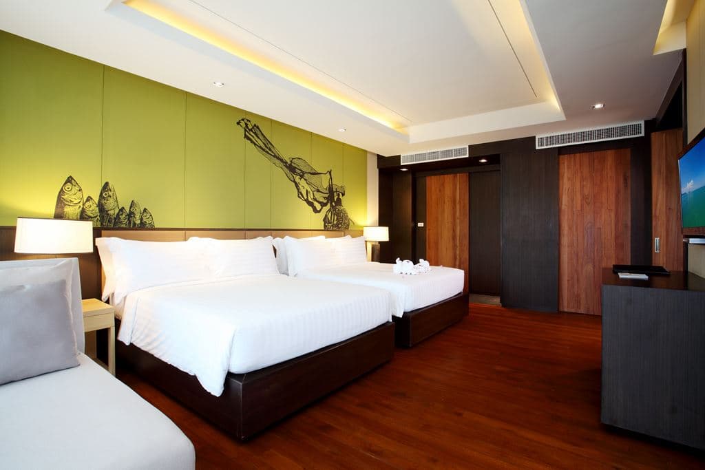 rooms-moken-suite-pool-view