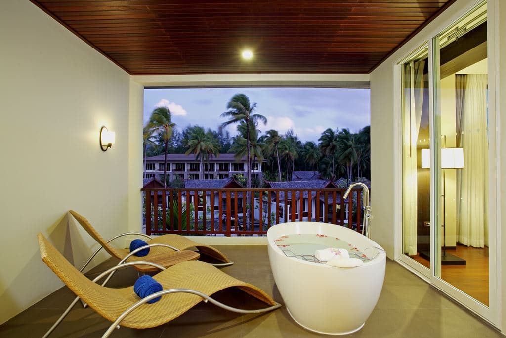 rooms-moken-suite-pool-view