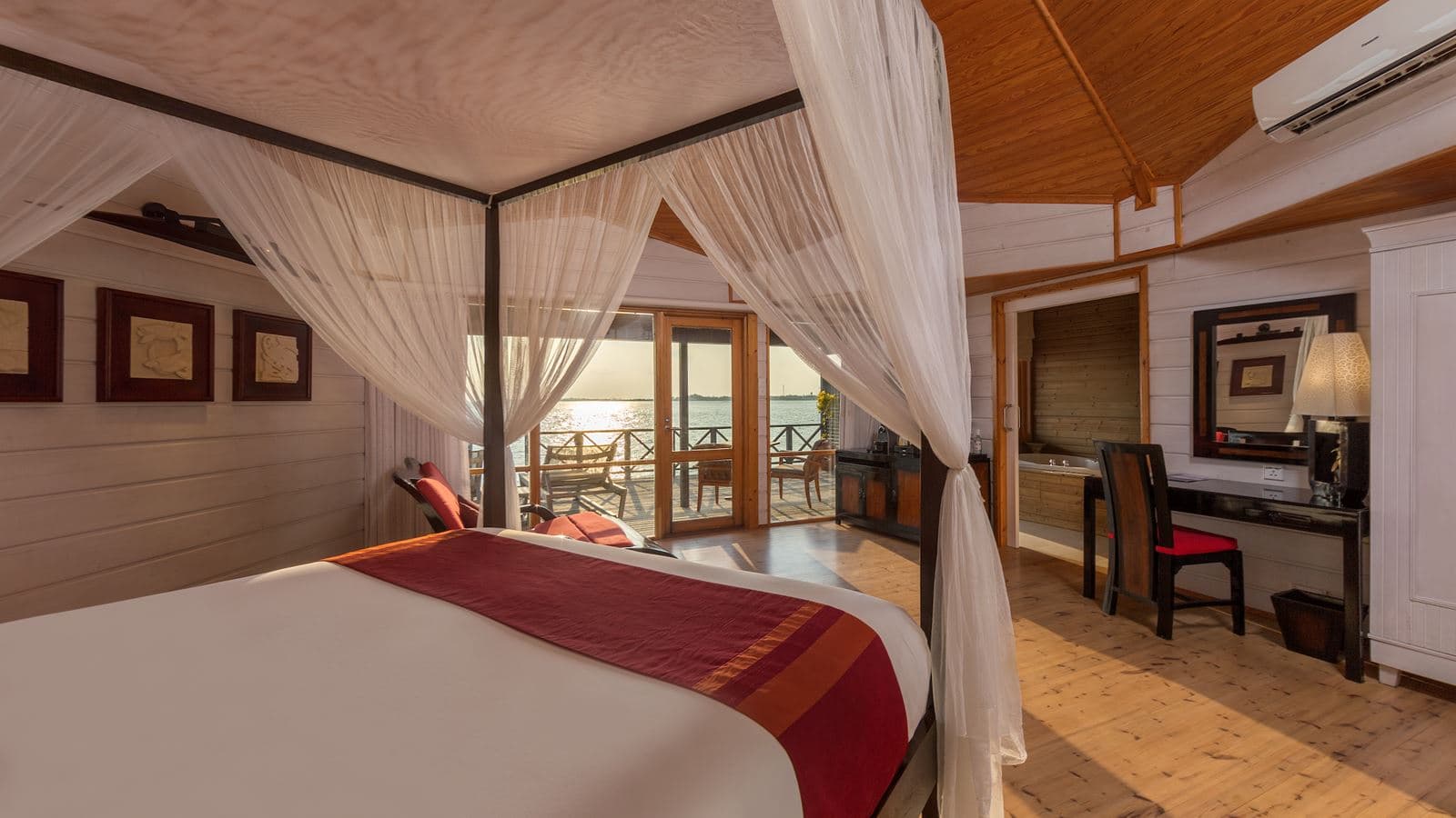 rooms-jacuzzi-water-villa