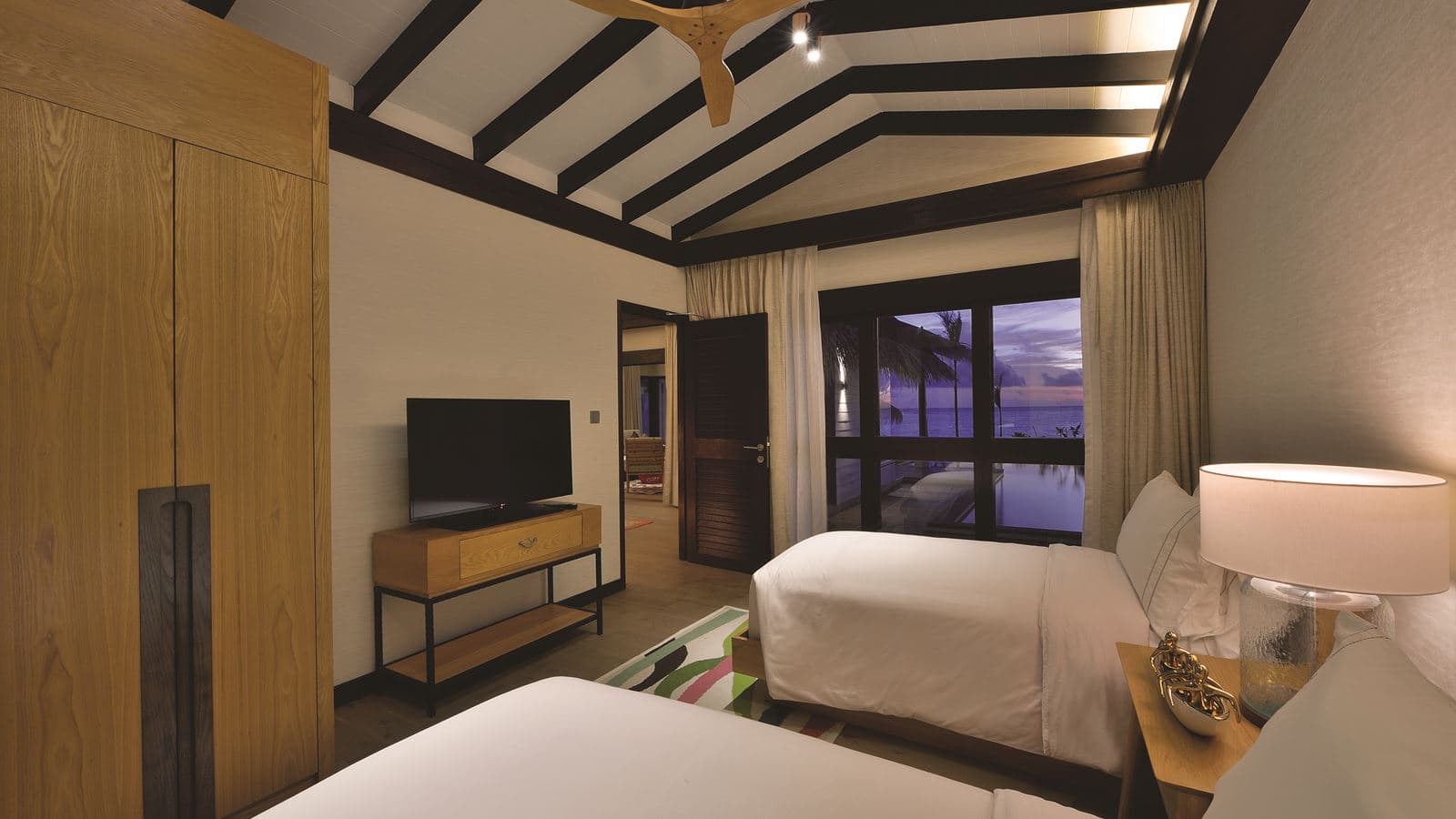 rooms-earth-family-suites-with-pool