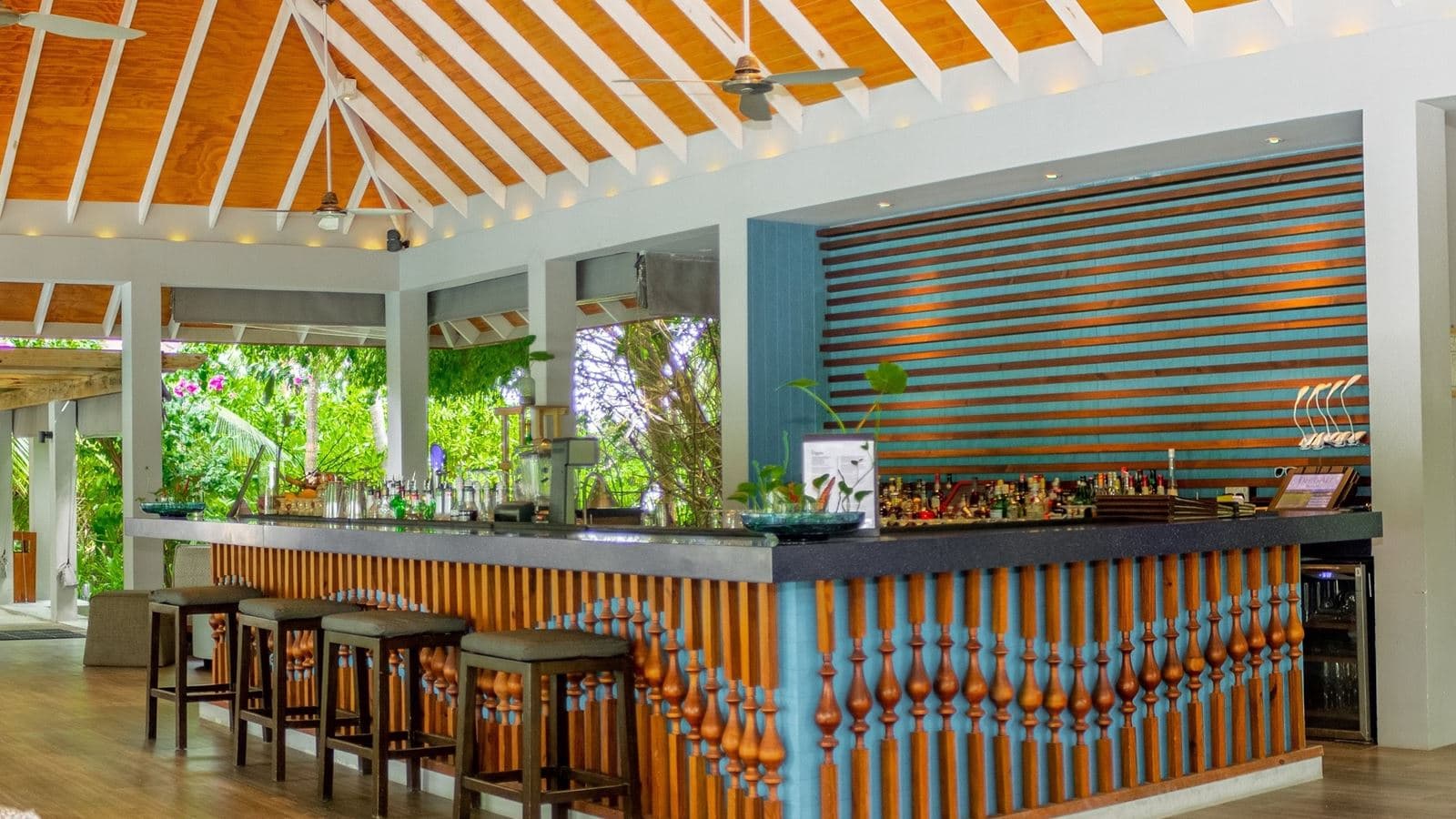 bars-east-bar