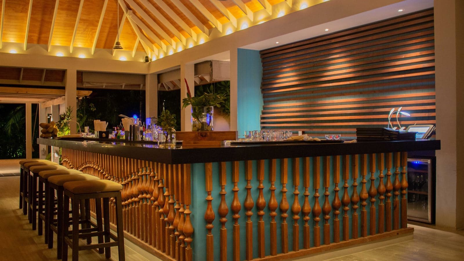 bars-east-bar