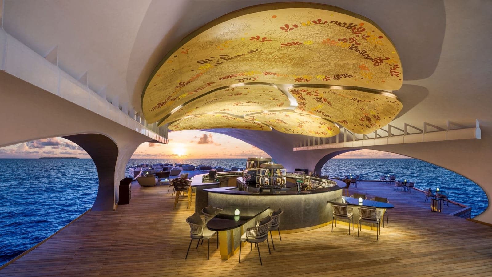 restaurants-whale-bar-and-grill