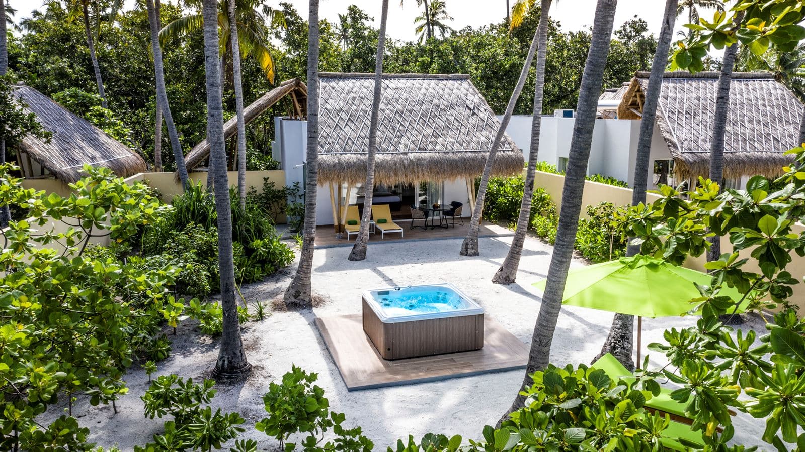 rooms-jacuzzi-beach-villa