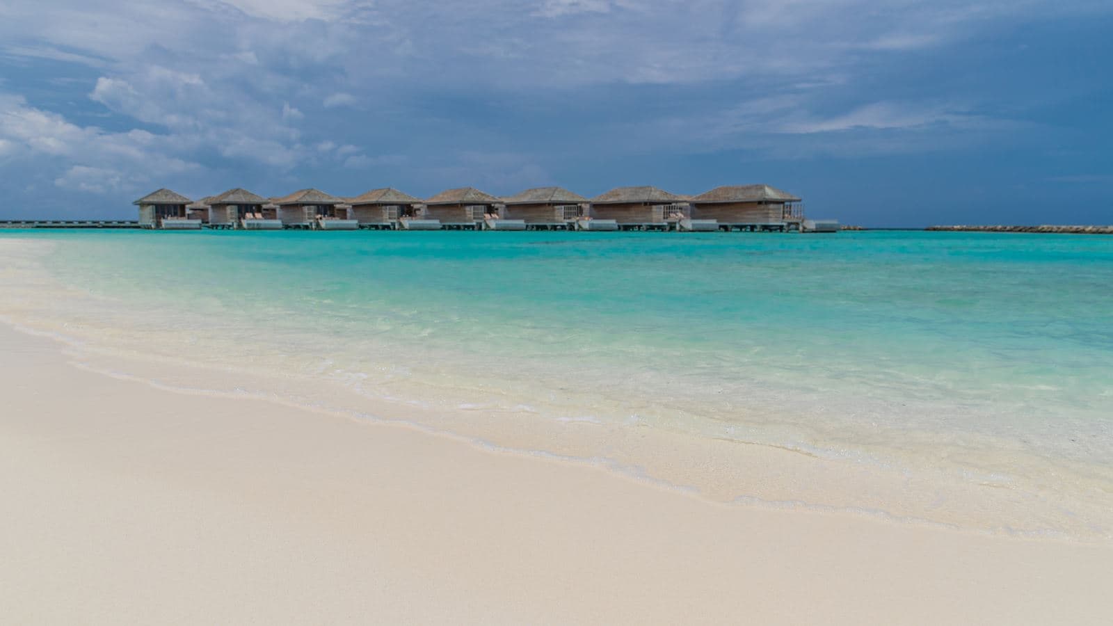 rooms-lagoon-pool-villa