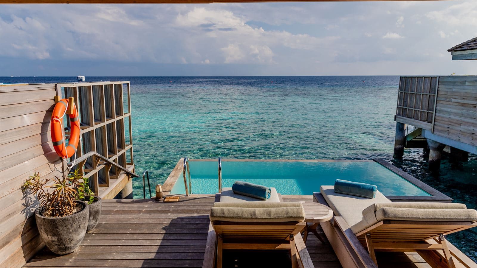 rooms-lagoon-pool-villa