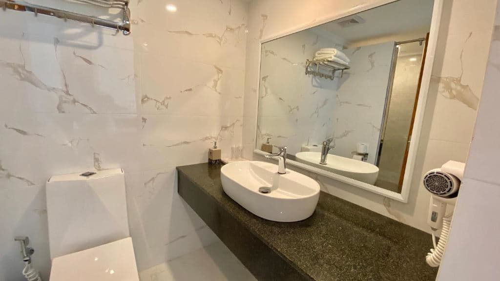 rooms-deluxe-double-room-city-view-with-balcony