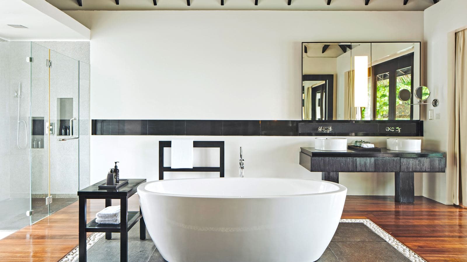 rooms-beach-villa--king-villa-beach-front-beach-accesslagoon-view