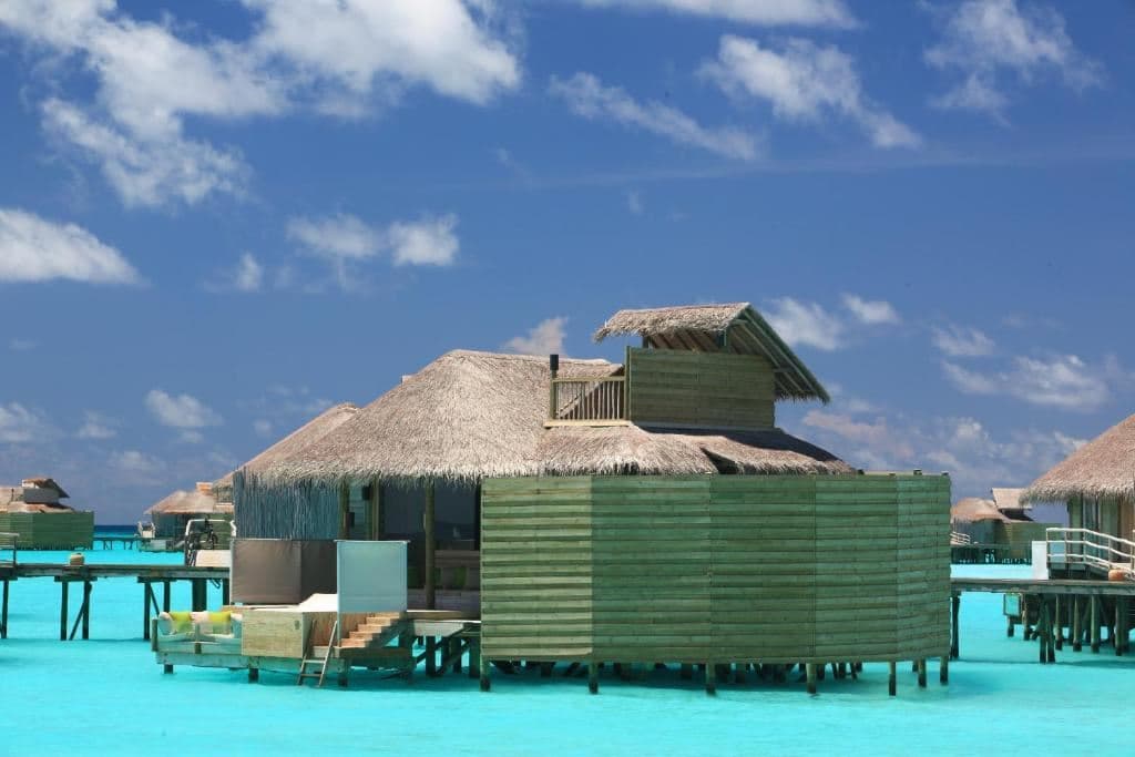 rooms-laamu-water-villa