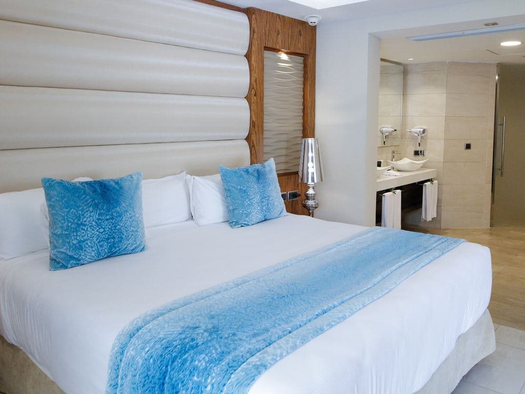 rooms-one-bedroom-suite-outdoor-jacuzzi