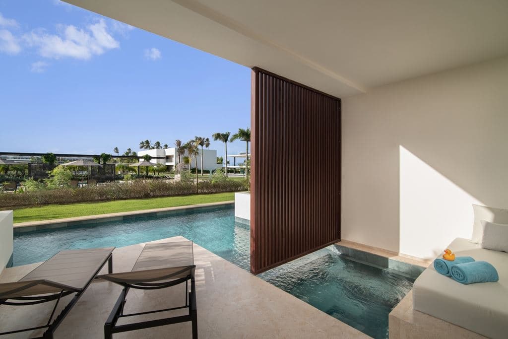 rooms-aqua-swim-up
