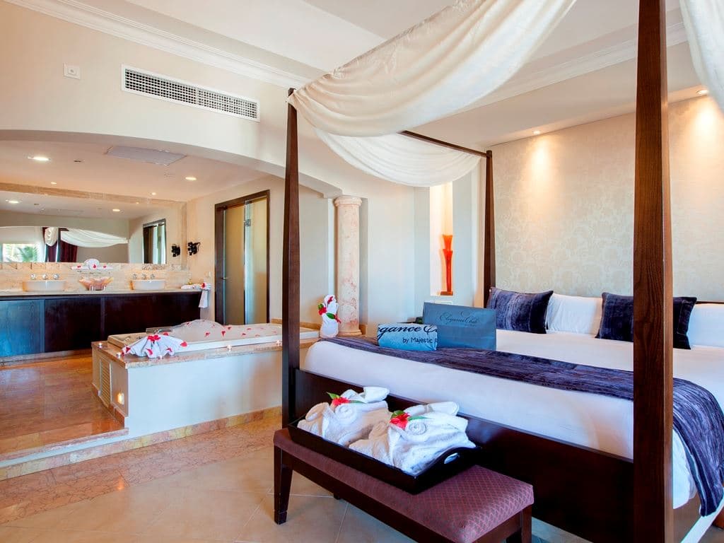 rooms-elegance-club-swim-up-suite-outdoor-jacuzzi