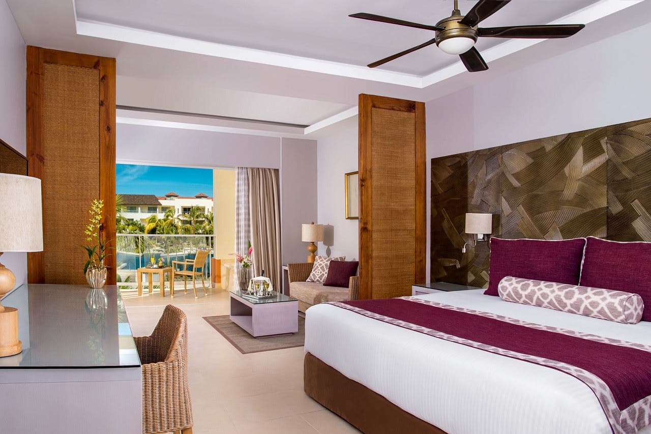 rooms-deluxe-pool-view