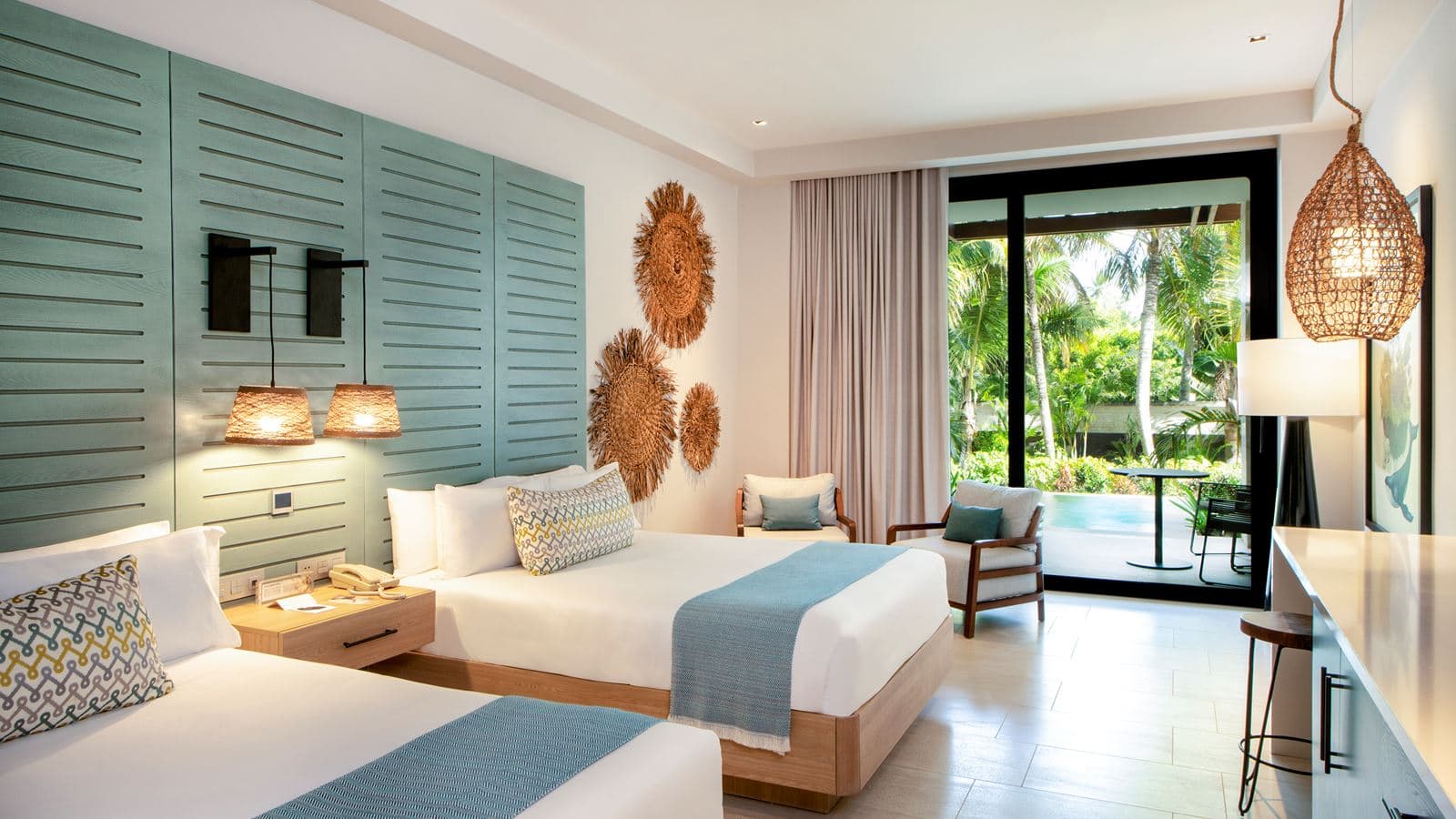 rooms-unique-queen--swim-up-junior-suite