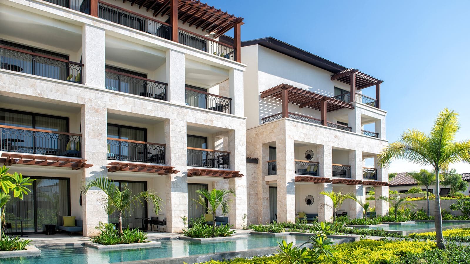 rooms-unique-queen--swim-up-junior-suite
